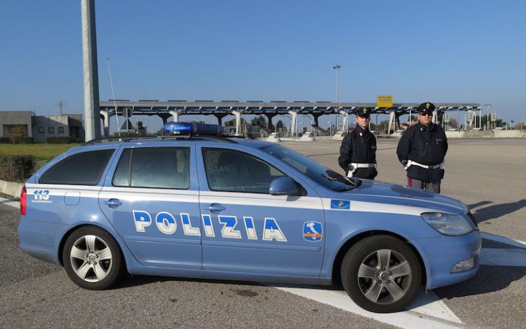 Minaccia di buttarsi dal ponte, poi prende a morsi il soccorritore – VIDEO Minaccia di buttarsi dal ponte, poi prende a morsi il soccorritore – VIDEO