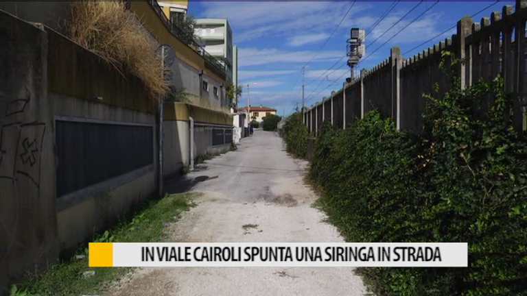 In viale Cairoli spunta una siringa in strada – VIDEO