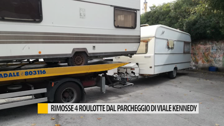 Rimosse 4 roulotte dal parcheggio di viale Kennedy – VIDEO