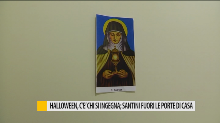 Halloween, c’è chi si ingegna: santini fuori le porte di casa – VIDEO