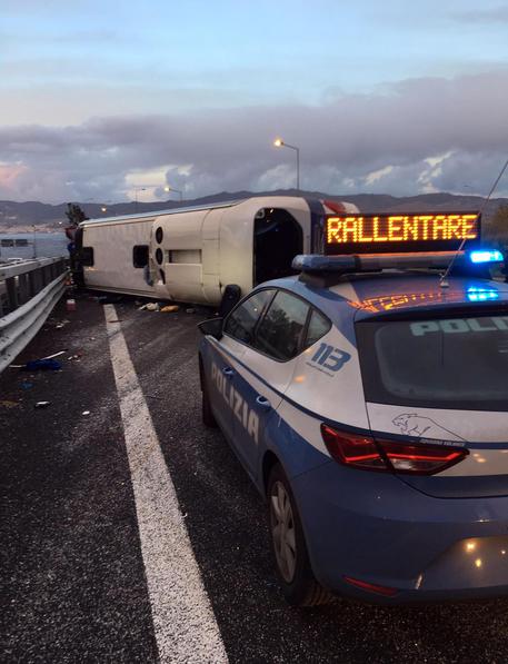 Pullman si ribalta sull'A2, 15 feriti