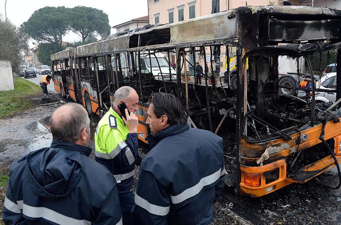 Bus carico di pendolari in fiamme nel Pisano, nessun ferito