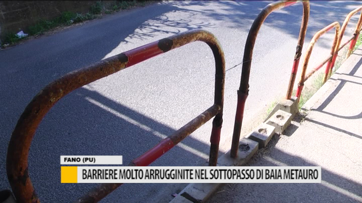Barriere Molto Arrugginite Nel Sottopasso Di Baia Metauro