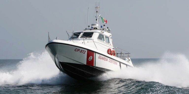 Pesaro, pesca illegale sotto costa: 2.000 euro di multa e 70 kg di vongole sequestrate