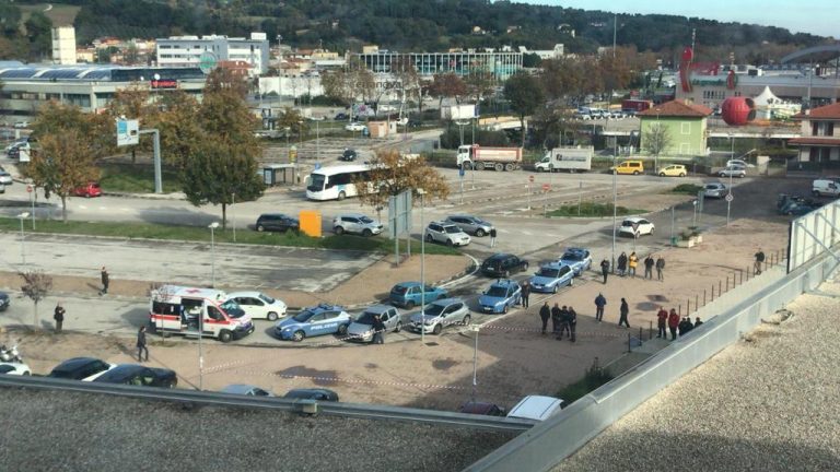 Terrore in strada a Pesaro per una sparatoria – VIDEO