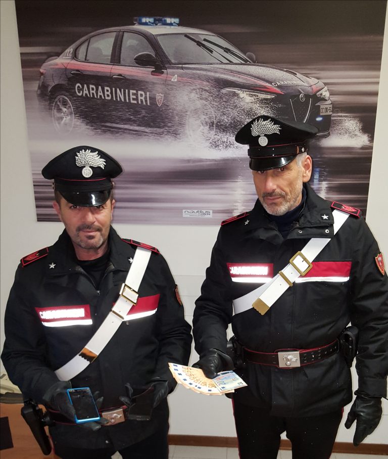 Acquistava cellulari in rete, poi li pagava coi soldi falsi. 19enne arrestato dai carabinieri di Fano Acquistava cellulari in rete, poi li pagava coi soldi falsi. 19enne arrestato dai carabinieri di Fano