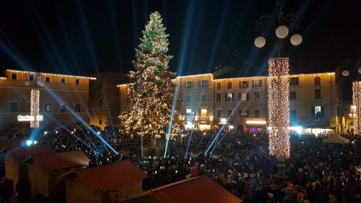 Fano Accende Lalbero Di Natale In Una Piazza Strapiena Di