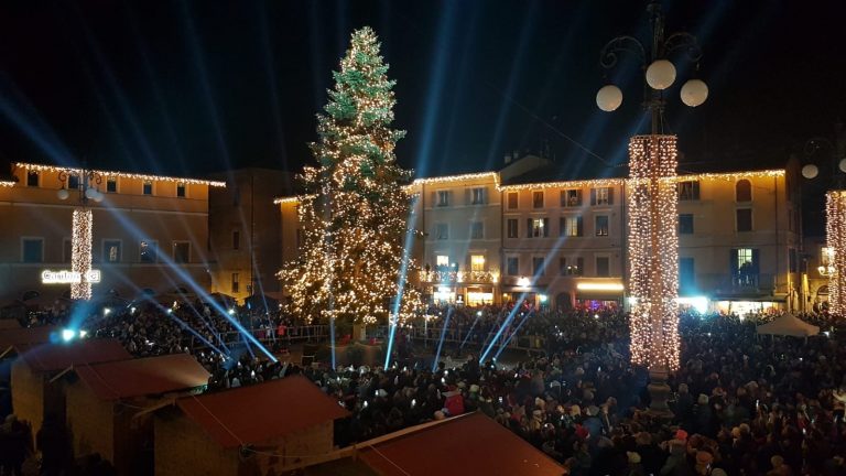 Fano accende l’albero di Natale in una piazza strapiena di persone