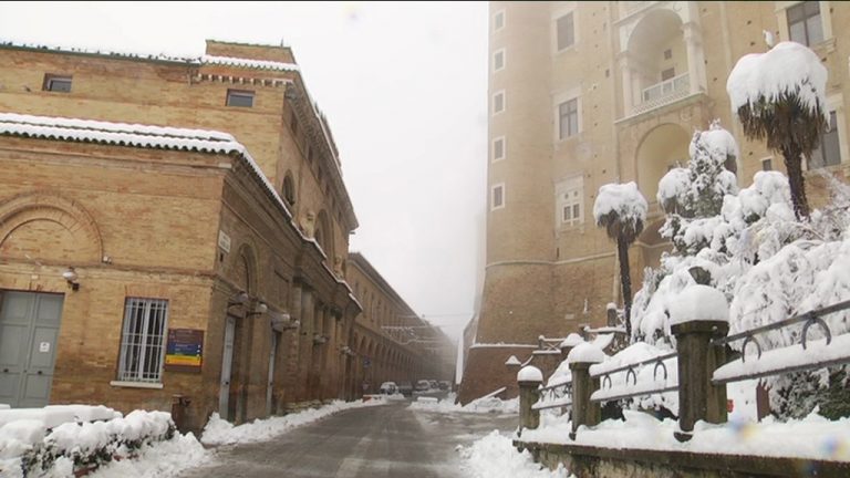 Scuole aperte domani a Urbino: in attività i mezzi spargisale – VIDEO Scuole aperte domani a Urbino: in attività i mezzi spargisale – VIDEO