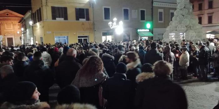 Discoteca: in 3.000 alla fiaccolata di Senigallia per vittime della Lanterna azzurra