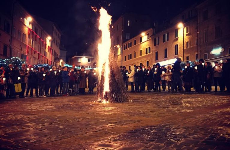 Loreto, si accende il Falò per la Venuta della Santa Casa