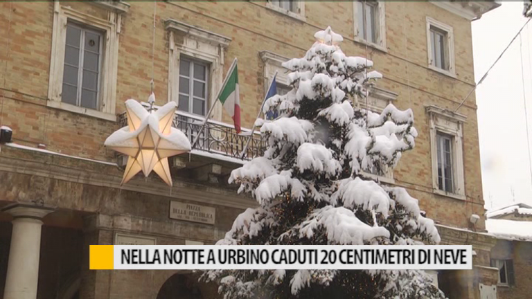 Nella notte a Urbino caduti 20 centimetri di neve – VIDEO