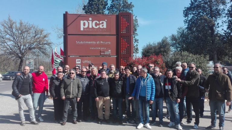 Pica, Ricci al picchetto con i dipendenti: «Chiusura inaccettabile, lotteremo fino in fondo» – VIDEO