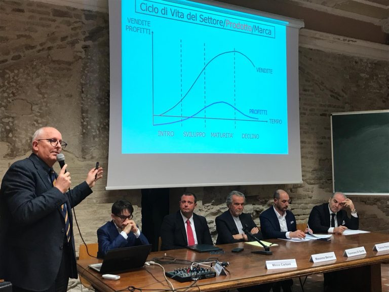 Sala strapiena per il convegno “Fare impresa in periodo di recessione” Sala strapiena per il convegno “Fare impresa in periodo di recessione”
