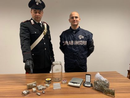 Nascondeva mezzo chilo di droga in garage: 50enne arrestato dai Carabinieri item-thumbnail