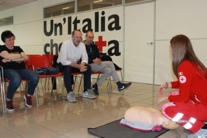 Piazza Redi: gli esercenti imparano a usare il defibrillatore item-thumbnail