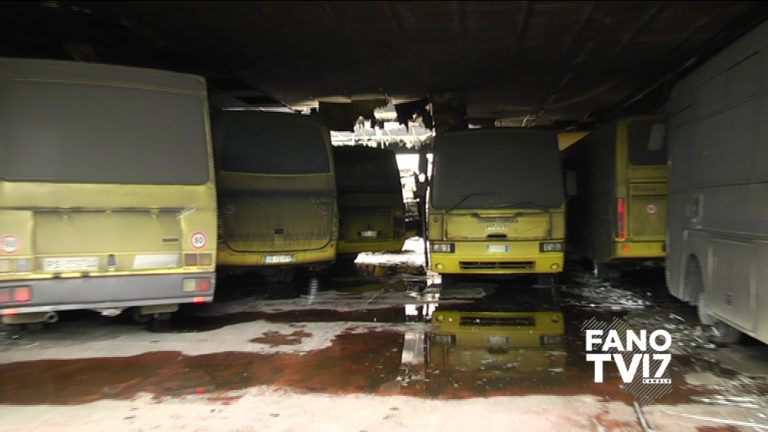 Colli al Metauro: incendio al deposito degli scuolabus, servizio sospeso – VIDEO Colli al Metauro: incendio al deposito degli scuolabus, servizio sospeso – VIDEO