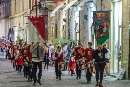 Palio delle Contrade: Pandolfo III e Paola Bianca convolano a nozze, tutto pronto per le sfide item-thumbnail