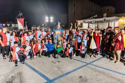 In 15mila al Palio delle Contrade: Vescovado vince la sesta edizione – VIDEO item-thumbnail