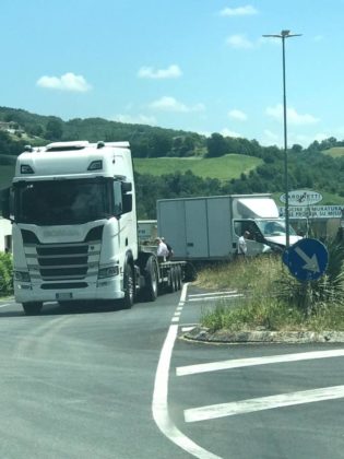 Cagli, furgone tampona un Tir. Morto il conducente item-thumbnail