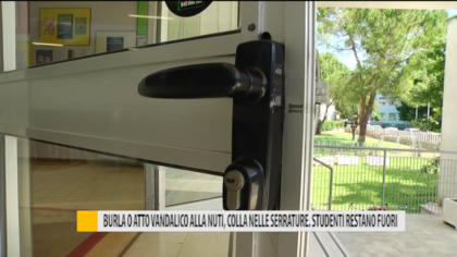 Burla o atto vandalico alla Nuti, colla nelle serrature. Studenti restano fuori – VIDEO item-thumbnail