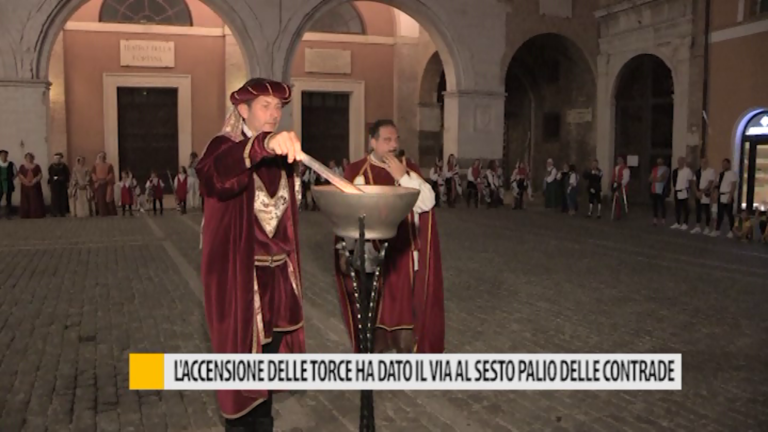 L’accensione delle torce ha dato il via al sesto Palio delle Contrade – VIDEO
