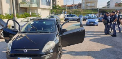 Polizia intercetta un’auto sospetta, scatta l’inseguimento in zona mare: un ferito e un arresto item-thumbnail