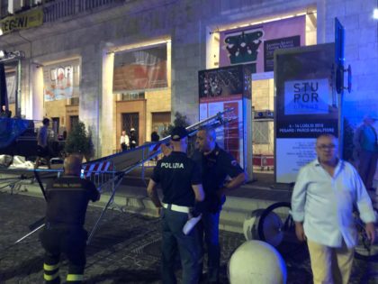Crolla telo maxischermo a Pesaro. Donna ferita, concerto ritardato (foto e video) item-thumbnail