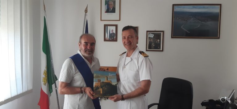 Il presidente della Provincia Giuseppe Paolini in visita alla Capitaneria di Porto di Pesaro Il presidente della Provincia Giuseppe Paolini in visita alla Capitaneria di Porto di Pesaro
