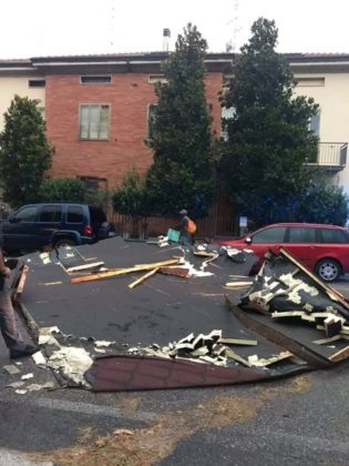 Maltempo, raffiche di vento fino a 100 km orari: a Pesaro una tettoia finisce in strada – FOTO e VIDEO item-thumbnail