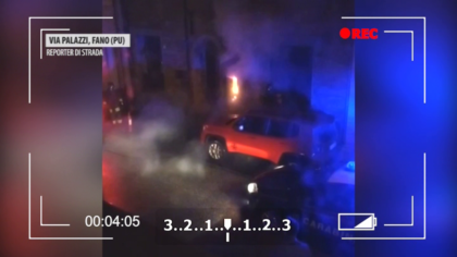 Fano, contatore della luce a fuoco nella notte. Fiamme domate dai pompieri – VIDEO item-thumbnail