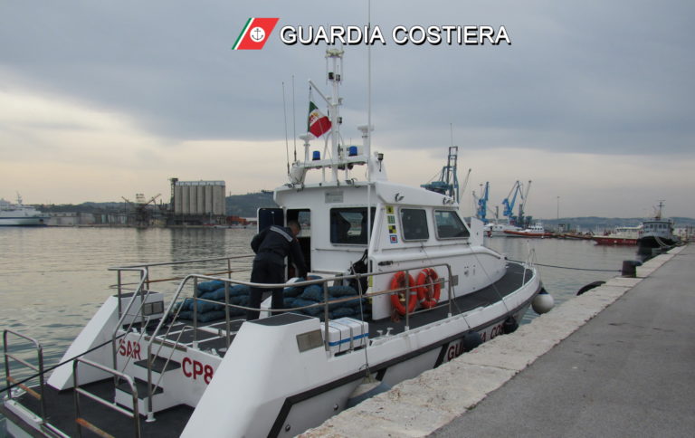 Pesca di frodo: Guardia Costiera di Ancona sequestra 750 kg di vongole Pesca di frodo: Guardia Costiera di Ancona sequestra 750 kg di vongole