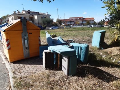 Divani abbandonati lungo la strada a Lucrezia di Cartoceto item-thumbnail
