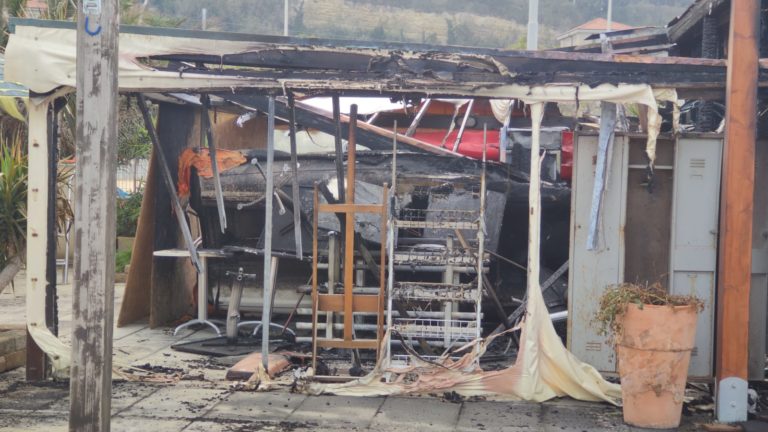 Incendio notturno devasta un bar ristorante in spiaggia a Pesaro