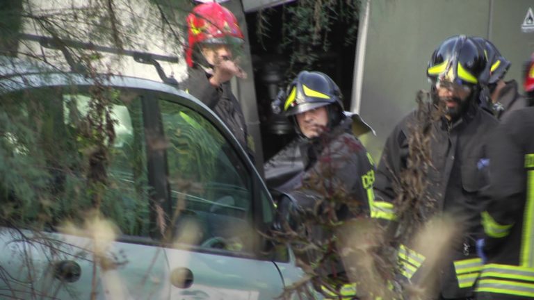 Lucrezia, scontro tra due auto. Donna ricoverata a Torrette. Coinvolti due minorenni – VIDEO