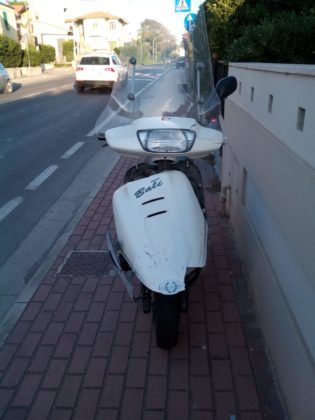 Motorino abbandonato sulla strada. Si cerca il proprietario item-thumbnail