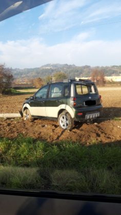 Fiat Panda contro un palo della luce. L’auto finisce in un campo item-thumbnail