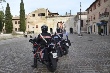 Ubriaco aggredisce i passanti, i Carabinieri lo arrestano – VIDEO item-thumbnail