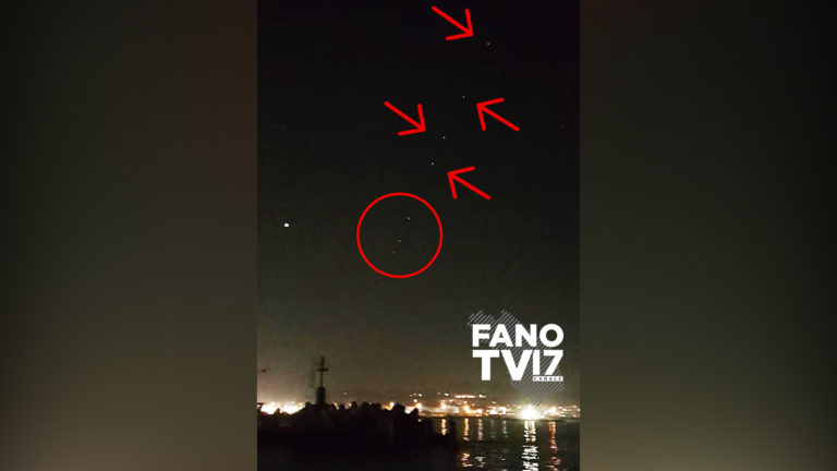 Misteriose luci in fila indiana avvistate in cielo