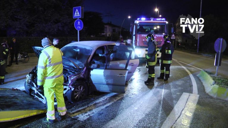 Fano, auto in fiamme all’ingresso della rotatoria di Sant’Orso – VIDEO