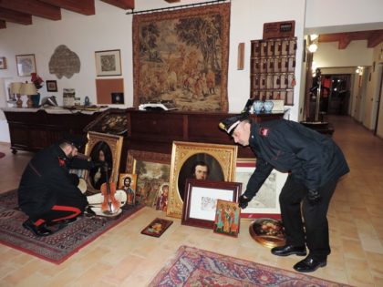 Rubano oggetti antichi da una dimora storica. Arrestati dai carabinieri item-thumbnail