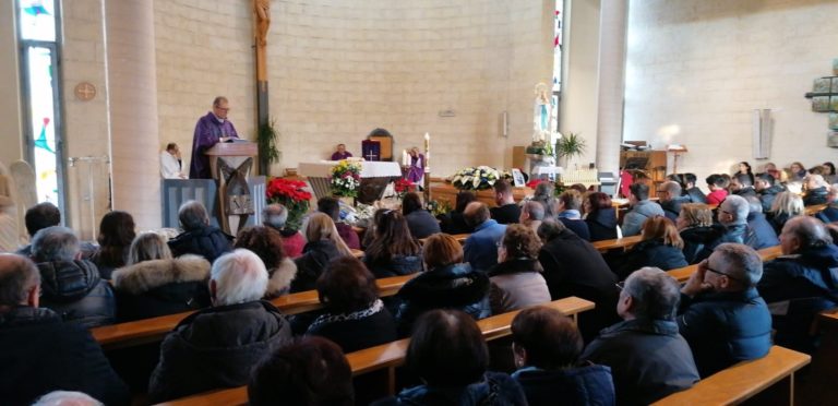 Fano, chiesa di Centinarola gremita per l’ultimo saluto a Patrick Mencoboni