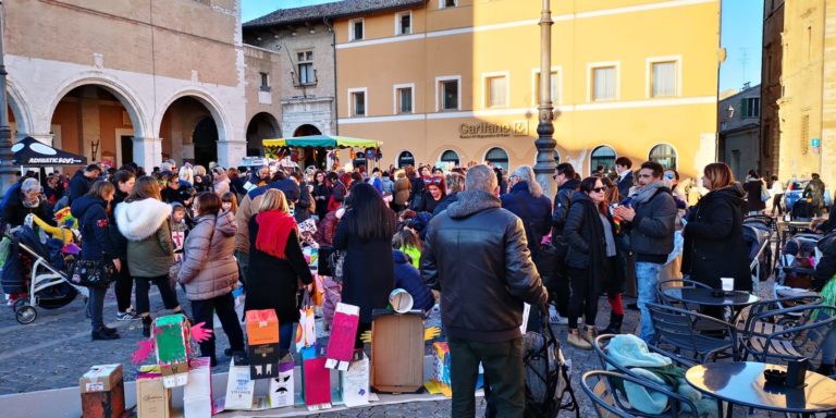 ‘Giovedì Grasso’ a Fano: tanti bambini in Piazza XX Settembre – VIDEO