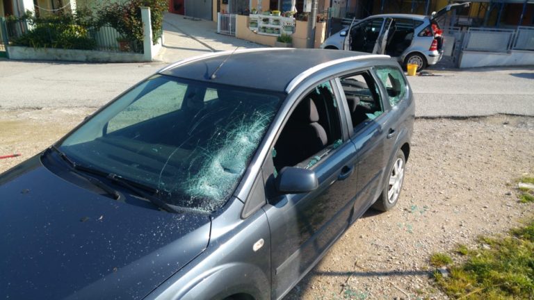 Raptus di follia a Fano: uomo distrugge cinque auto e un distributore di sigarette – VIDEO