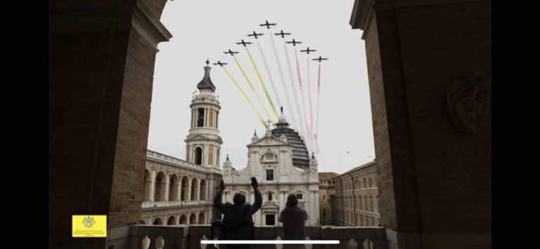 Le Frecce Tricolori solcano il cielo del Santuario della Santa Casa di Loreto