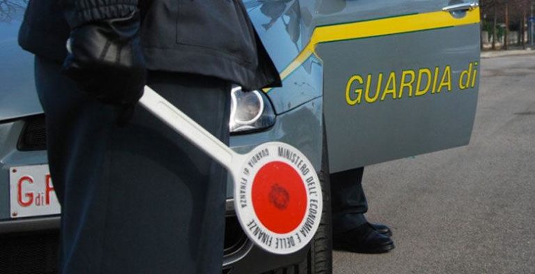 Ancona, Guardia di Finanza scopre la più grande fabbrica clandestina di sigarette mai rinvenuta in Italia