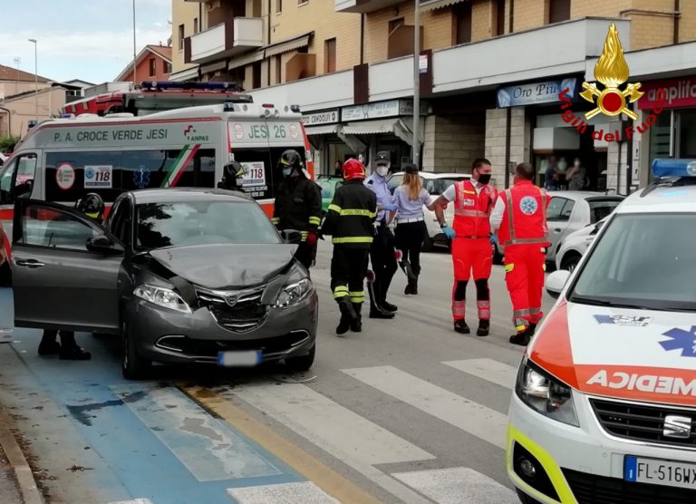 Scontro tra due auto a Jesi, conducente estratto dalle lamiere
