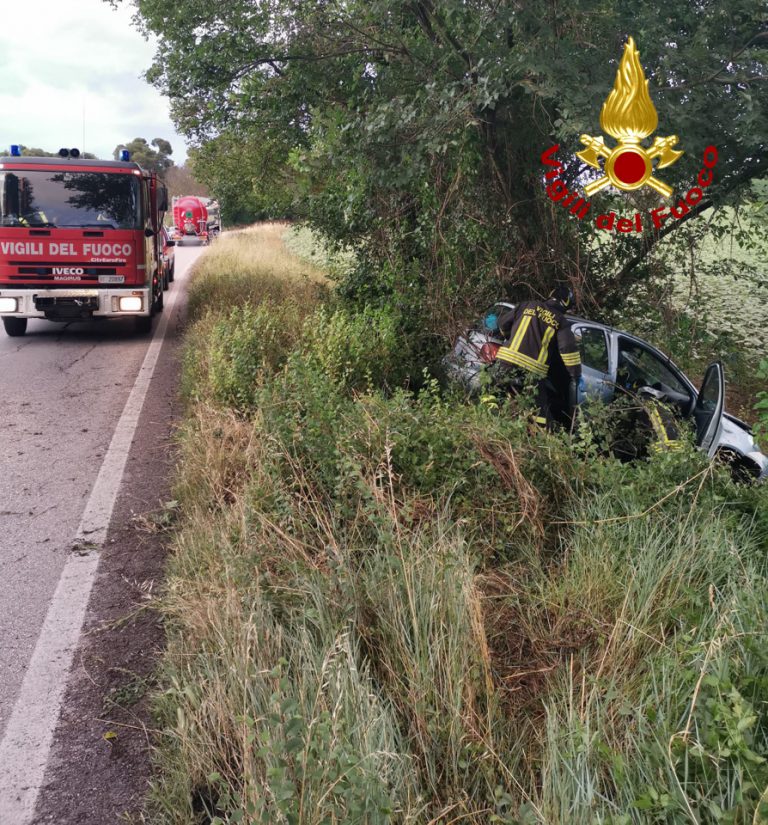 Auto finisce nel fosso, intervento dei vigili del fuoco e 118