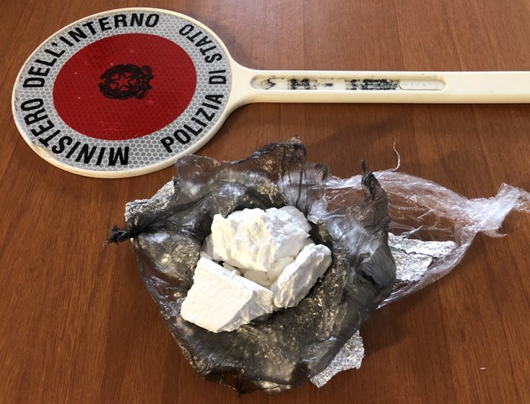 Cocaina nel borsello per la movida pesarese: arrestato 20enne albanese Cocaina nel borsello per la movida pesarese: arrestato 20enne albanese