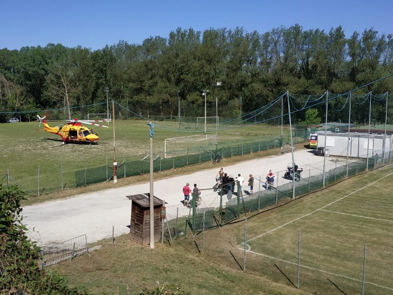 Travolta da uno scooter mentre attraversa sulle strisce, soccorsa dall’eliambulanza Travolta da uno scooter mentre attraversa sulle strisce, soccorsa dall’eliambulanza